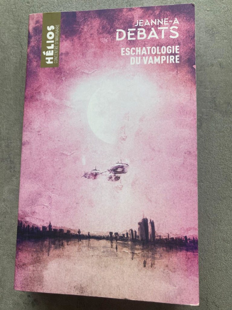Couverture du livre. Paris avec un ciel brumeux rougeâtre. Un drone vole au dessus de la Seine