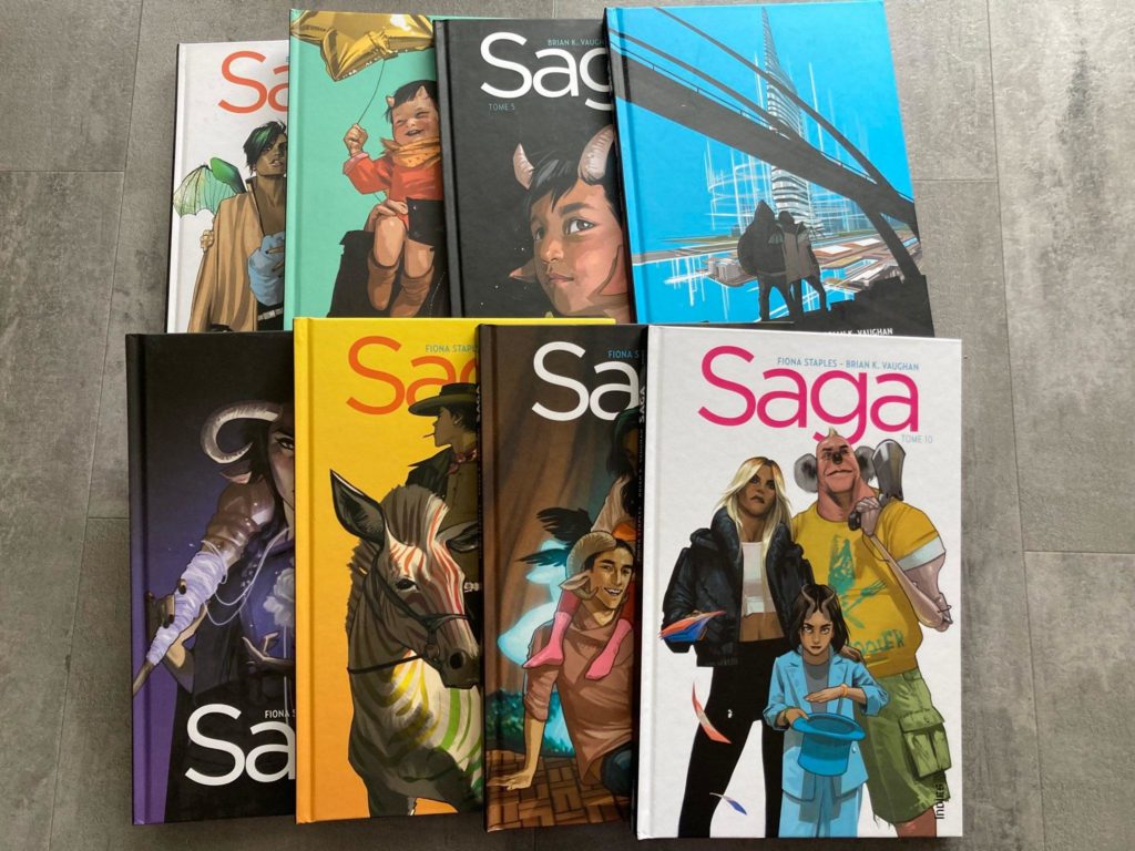 8 tomes de la série Saga, avec des couvertures colorés souvent centrés sur des personnages