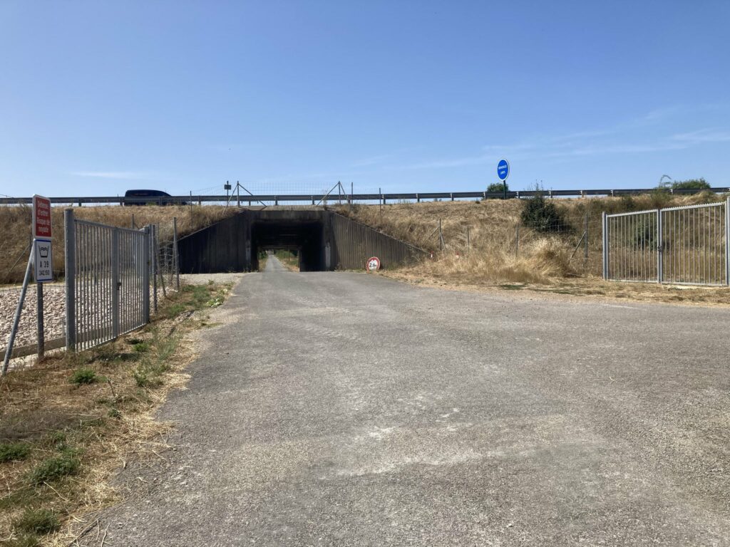 Photo d'un pont d'autoroute. C'est toujours long.