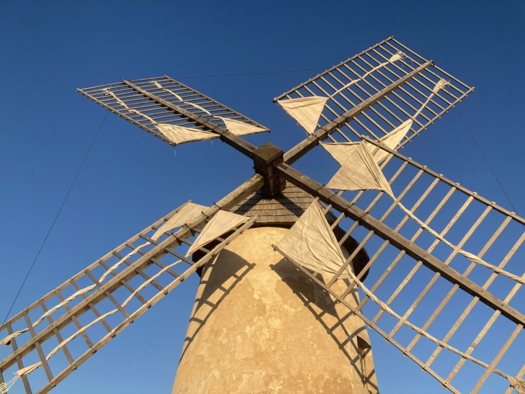 Photo du moulin de la Couvertoirade d'en dessous, avec une lumière dorée