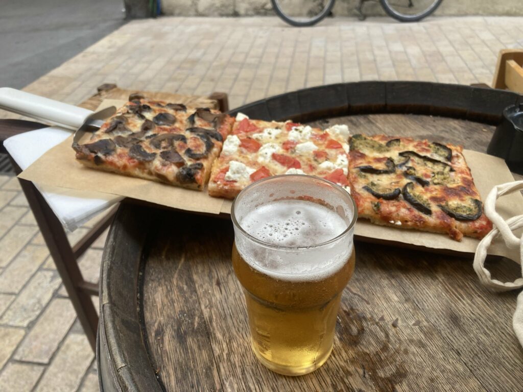 Photo d'un demi de blonde avec trois parts carrés de pizza