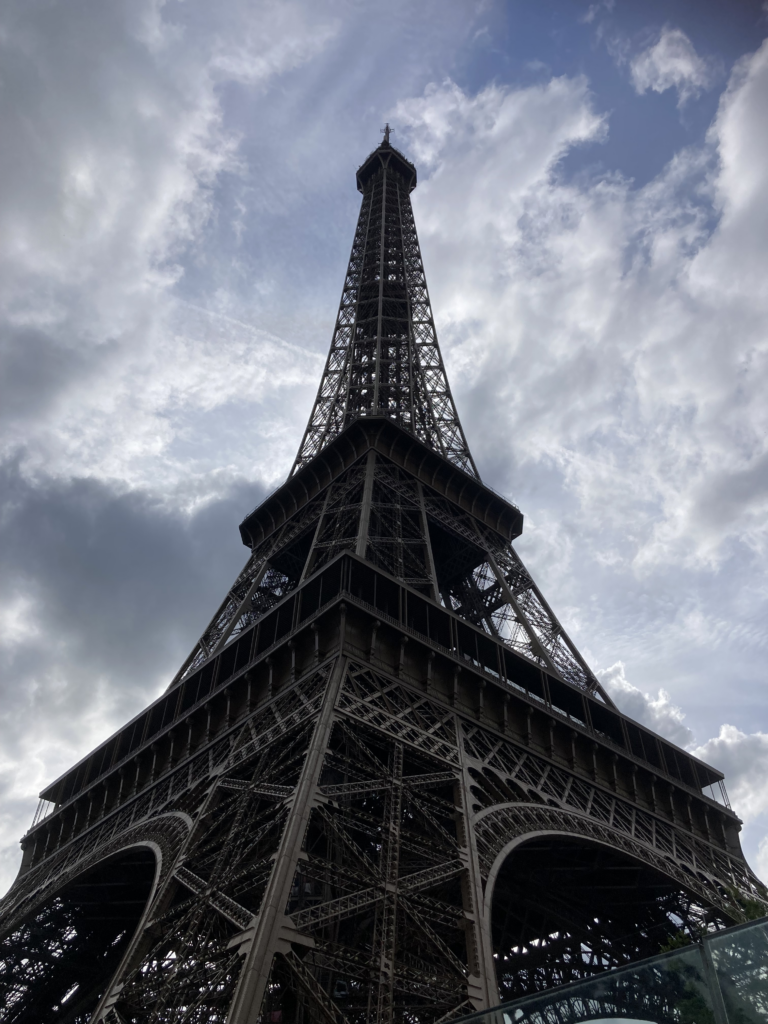 Photo de la tour eiffel vu d'en-bas